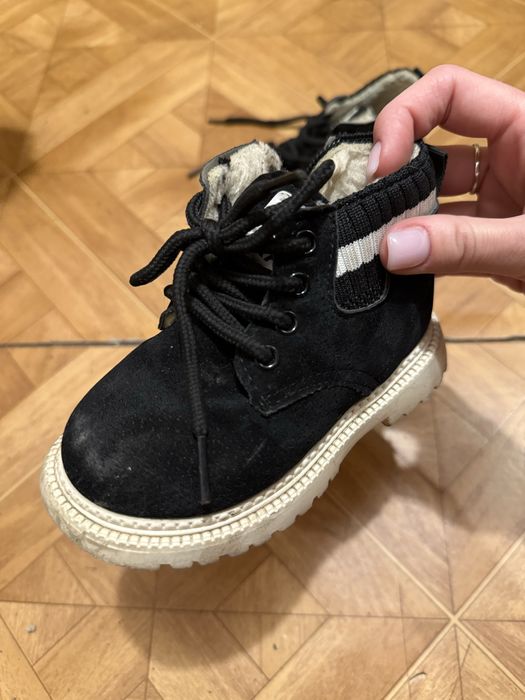 Продам детские ботинки