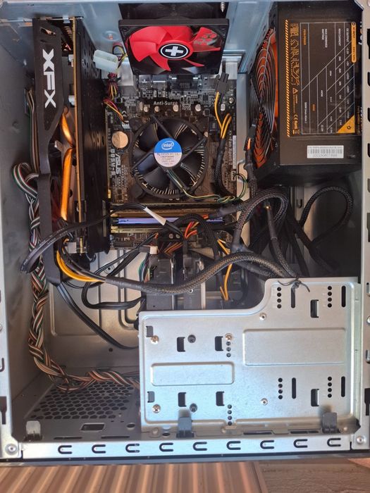 Vând PC functionabil pentru Gaming și Office