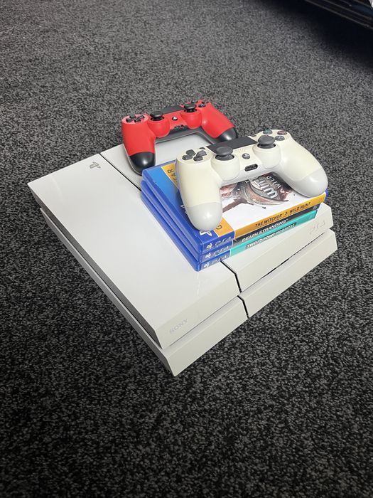 Playstation 4 с 2 джойстика и 3 игри