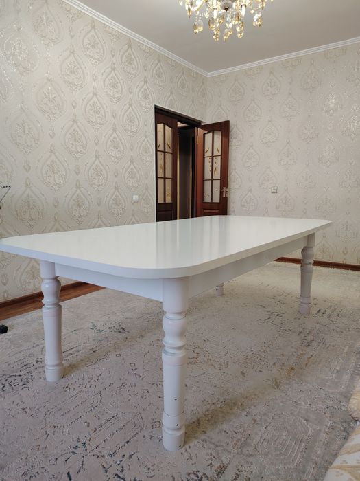 Стол и стулья хорошего качества