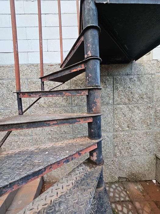 Scara metalica exterioară