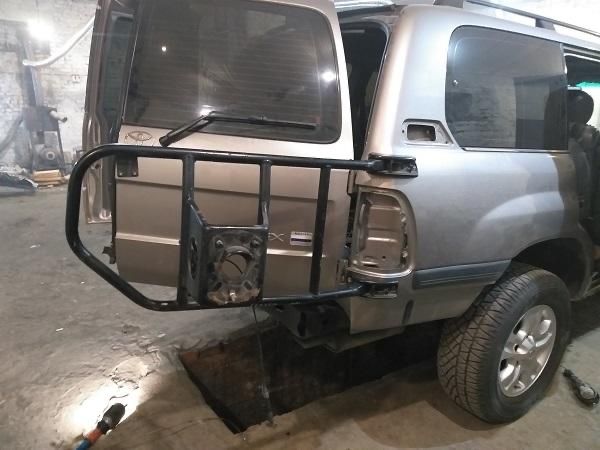 калитка крепление запаска крузак 105