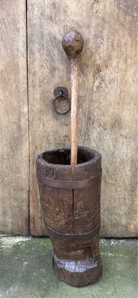 Mojar cu pistil taranesc vechi lemn cu armaturi metal