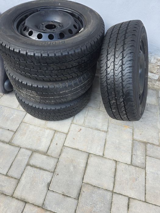 Vând 4 Cauciucuri  DUNLOP cu jante de tabla  215/65/16 C