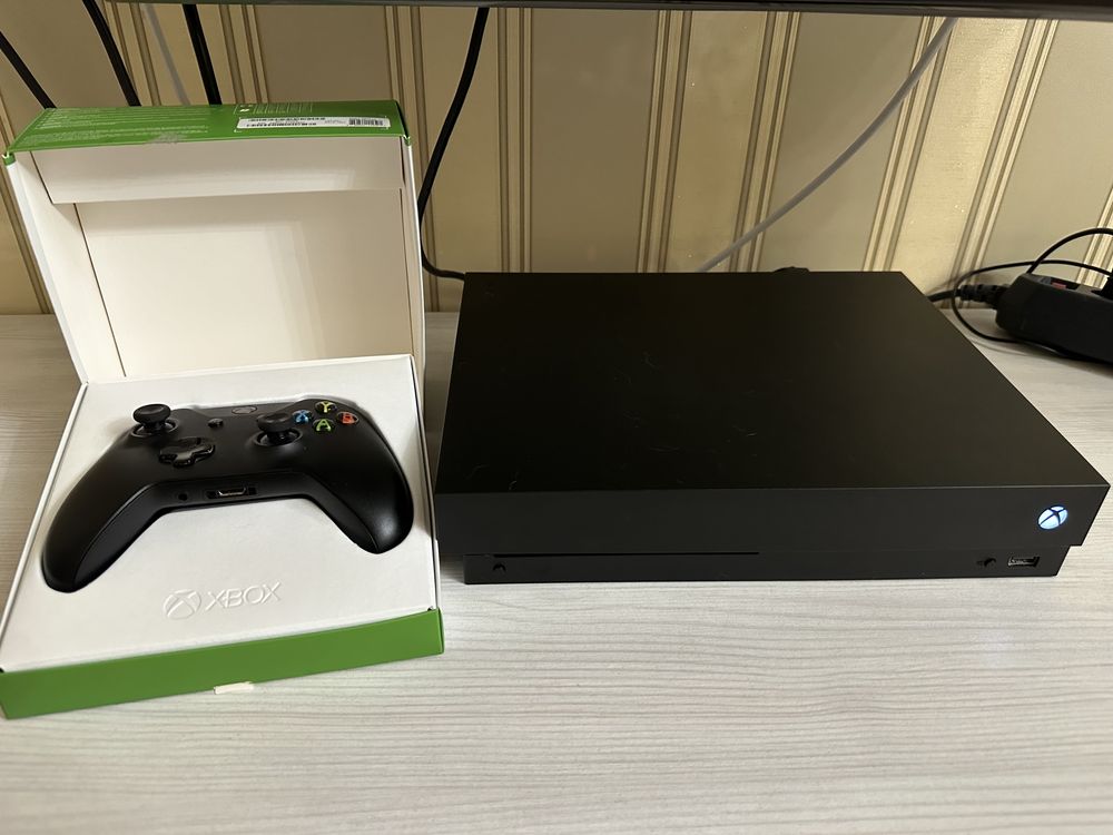 Xbox one X 1Tb в идеале с новым джойстиком