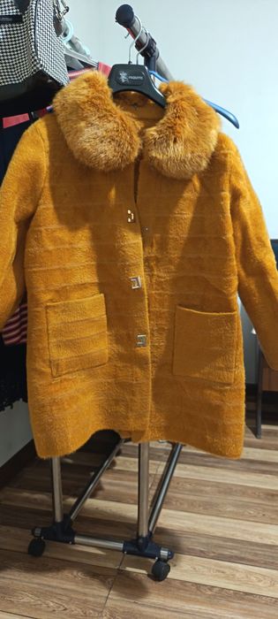 Гортично- жёлтое пальто и мужской свитер.