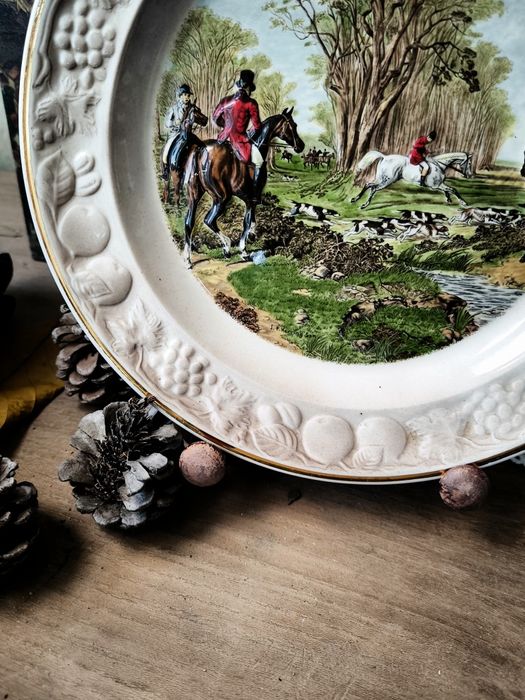 Чиния за стена .