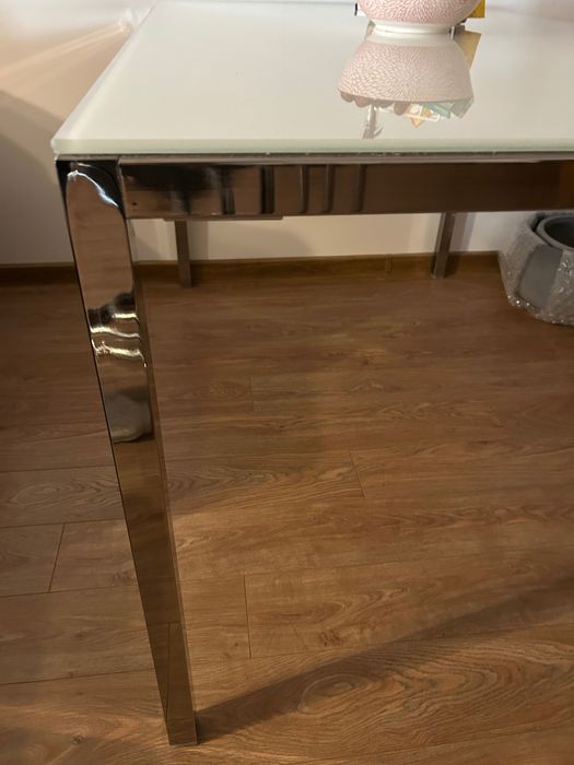 Трапезна маса за 4-6 човека. Закупена от IKEA.