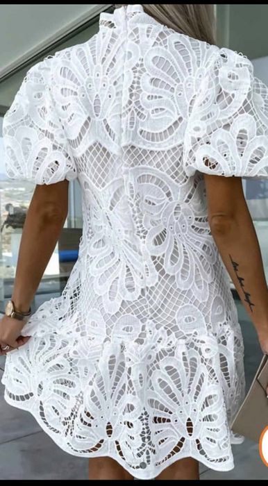 Бяла дамска рокля Универсален размер със дантели!