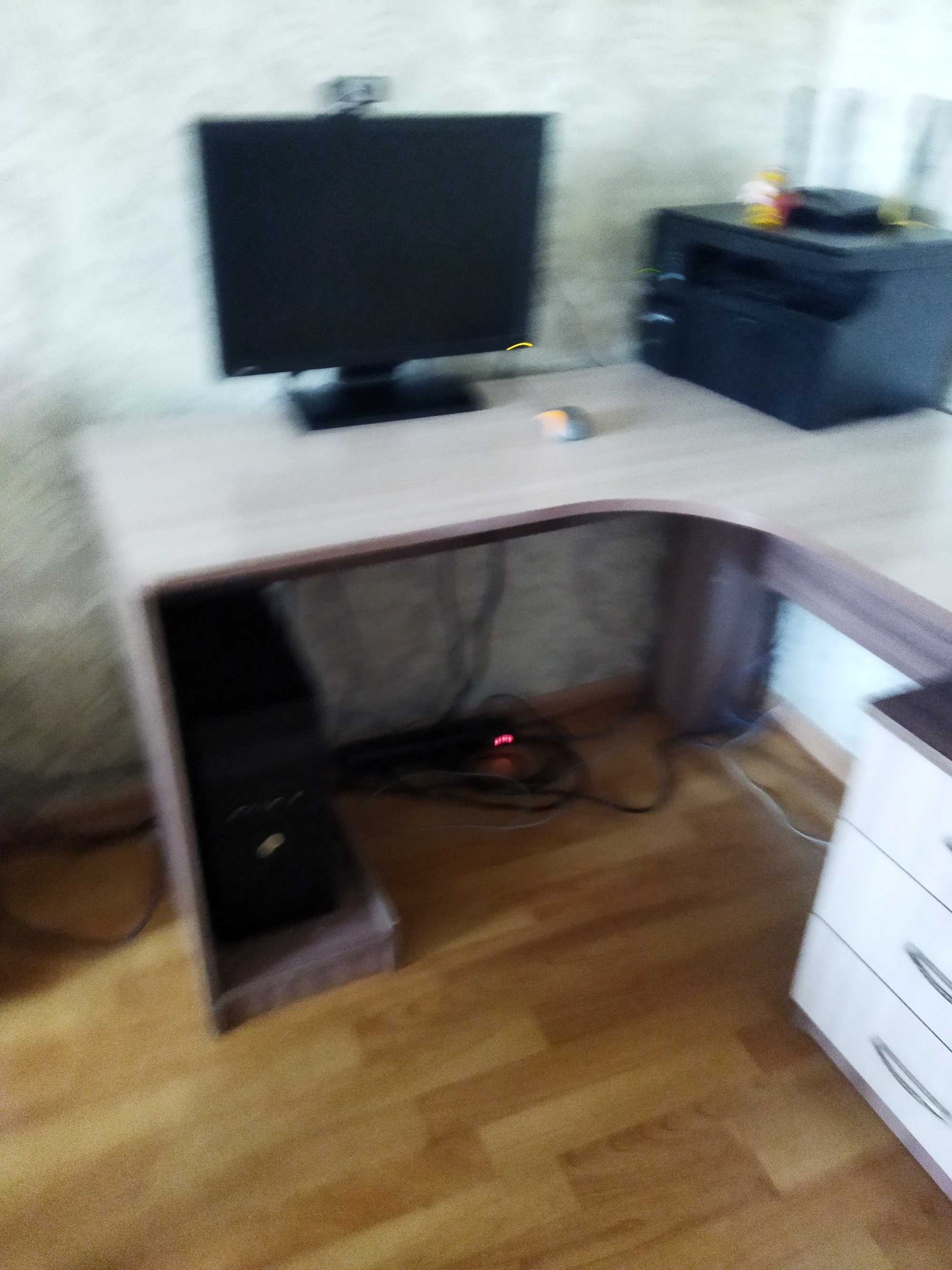 Продам компьютерный стол с полками и навесные шкафы