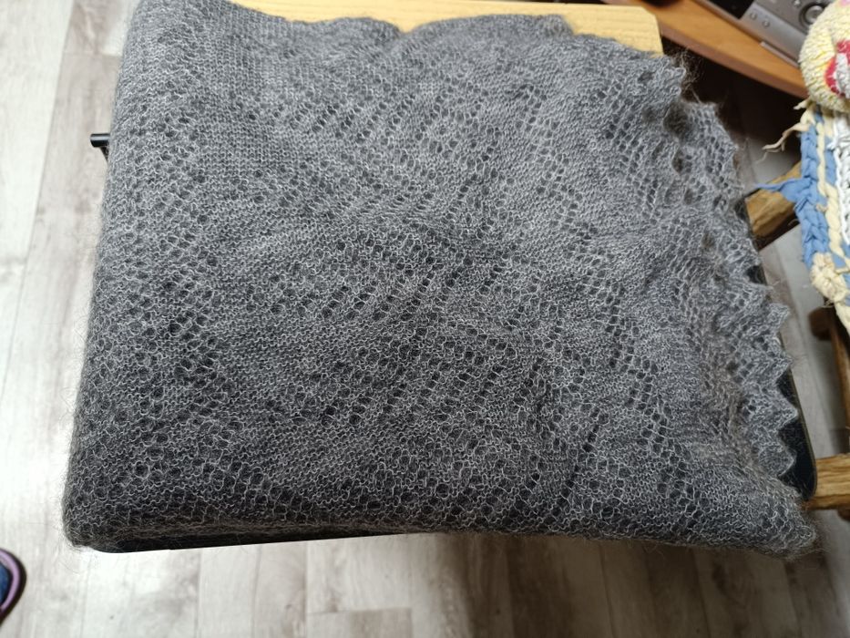 Продаются вещи. Шаль белая оренбургская.5000.Брюки женские.