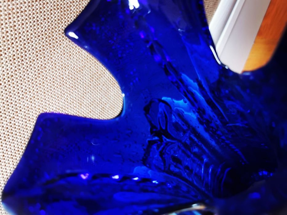 Антикварна кобалтово синя стъклена ваза ръчна духано стъкло орнаменти