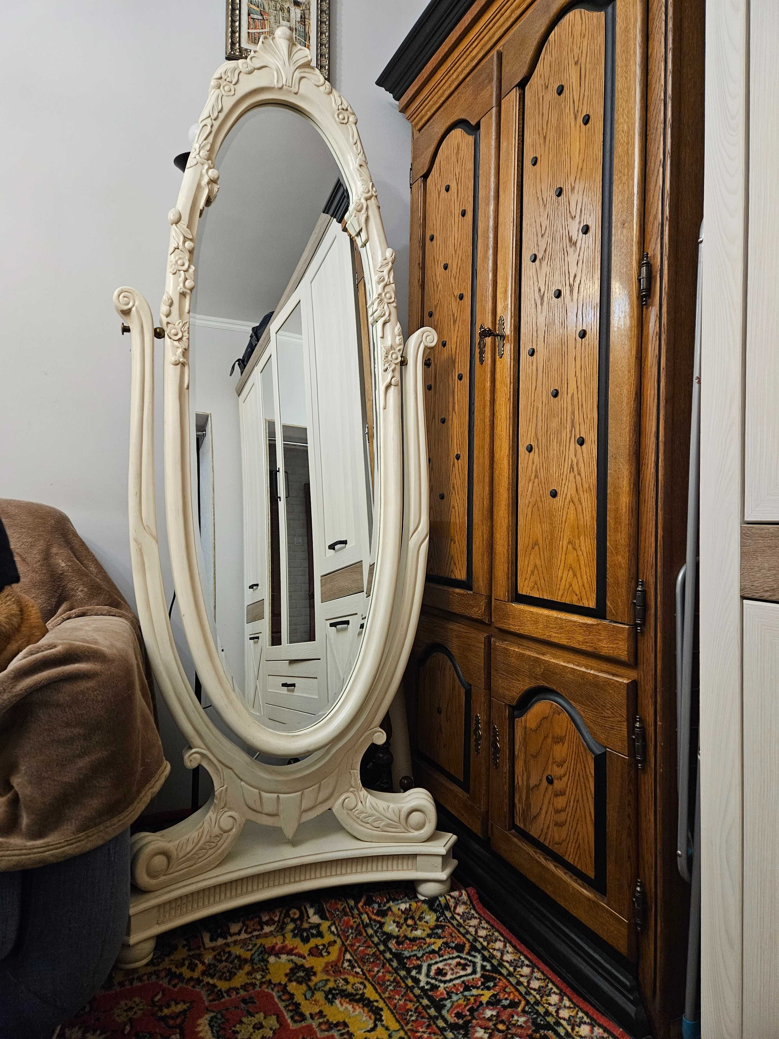 Большое зеркало в резной деревянной раме