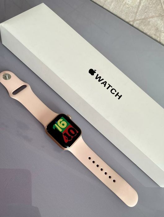 Продам смарт часы apple watch SE 40 мм