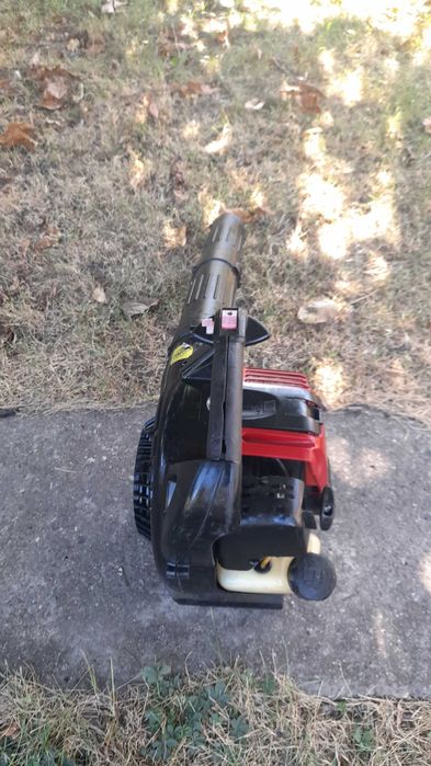 Suflanta frunze cu motor 4 timpi pe benzina marca Dolmar