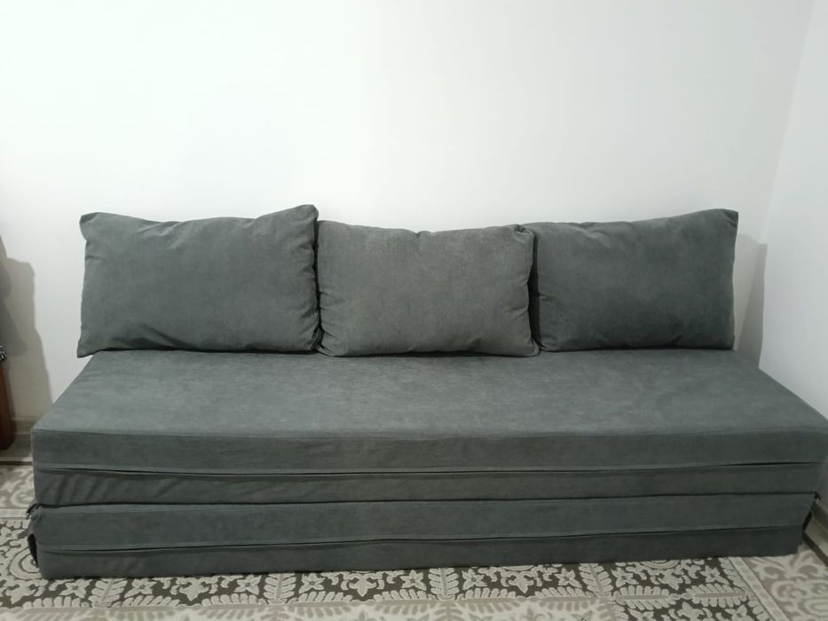 Безкаркасный светло-серый новый диван. Удобный, практичный.