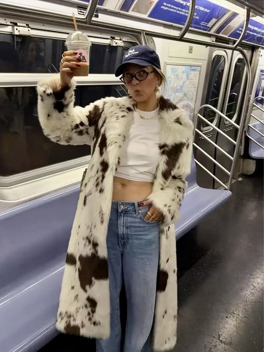 Палто от косъм с принт кравичка