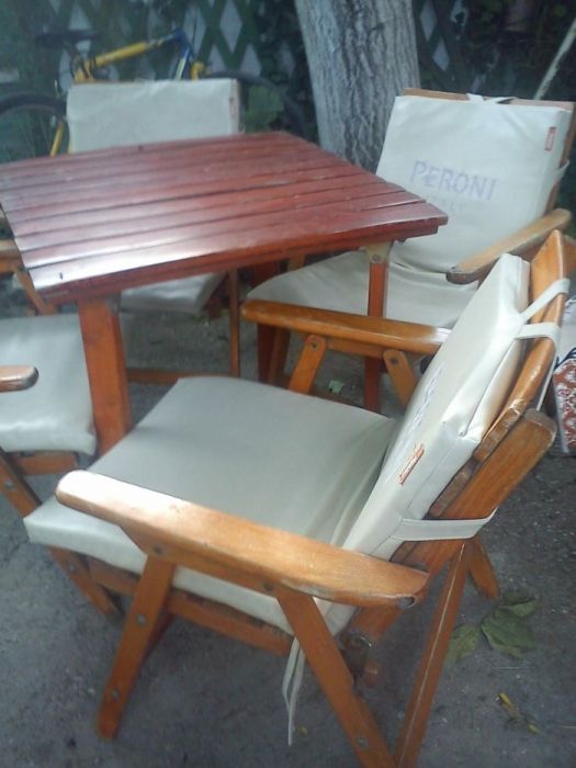 Masa si patru sezlonguri