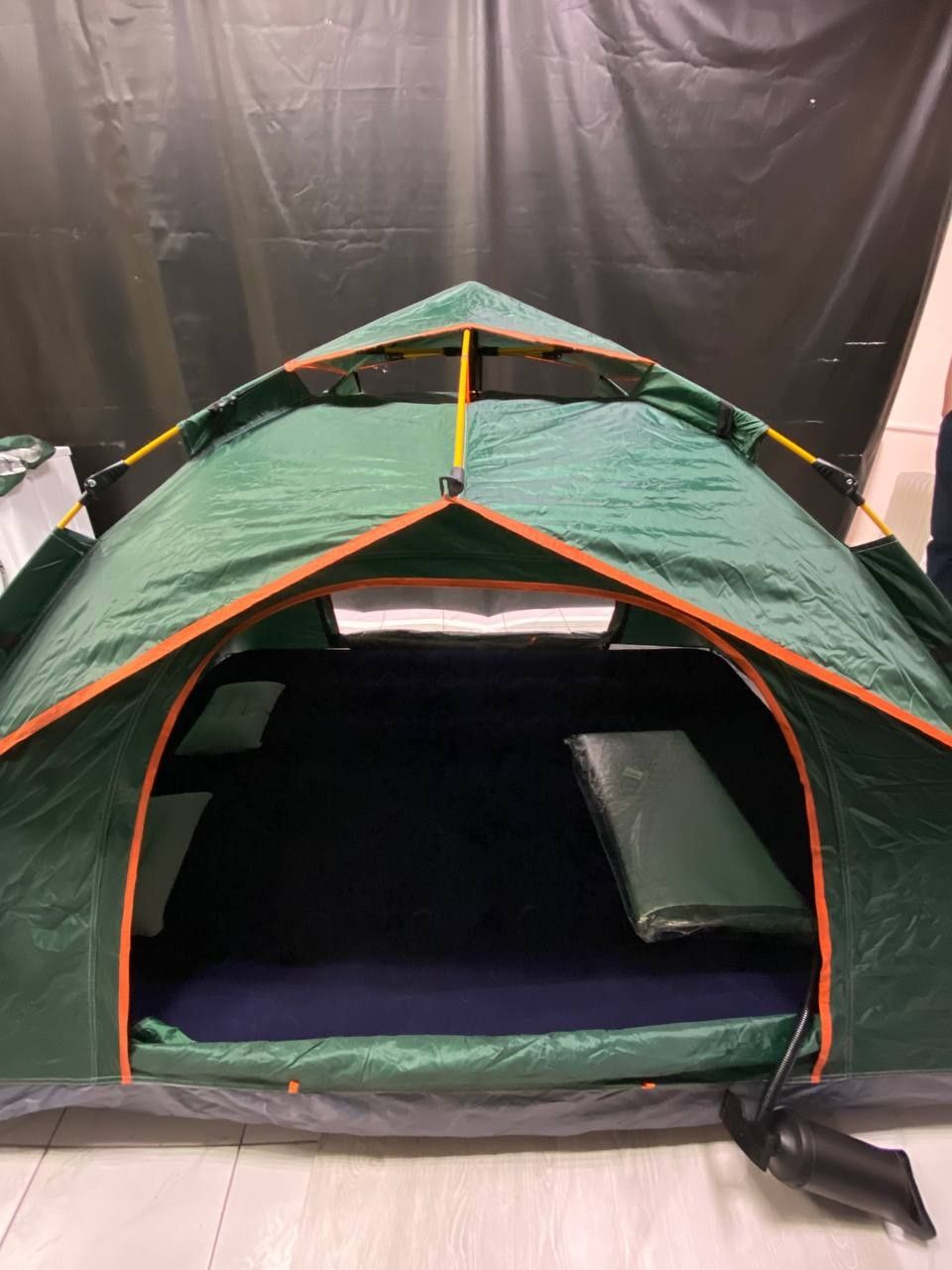 Палатка для кемпинга, матрас, подушки, фонарь,сумка, насос в комплекте