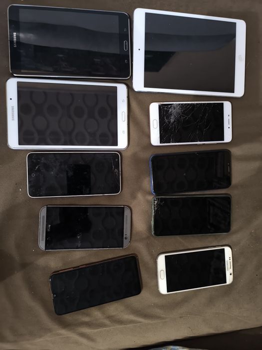 Телефони за части