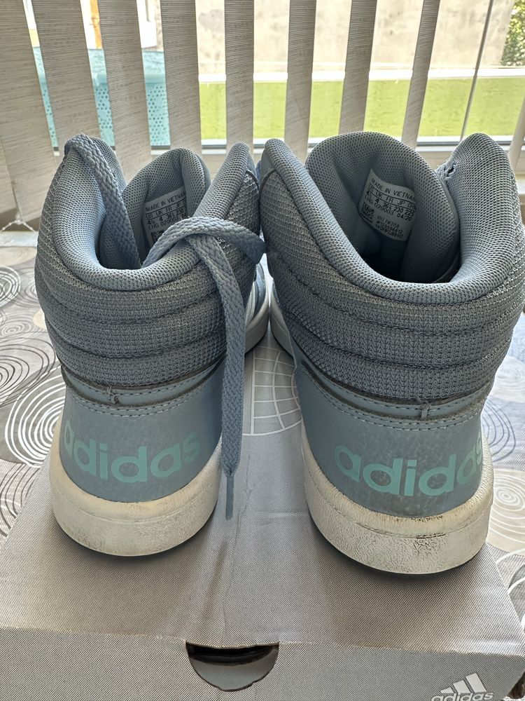 Сини кецове на Adidas