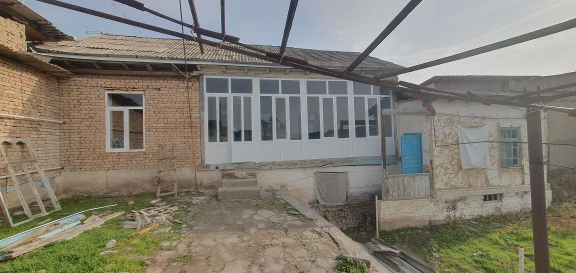 Uy sotiladi hovli 7 xona kitob shahri