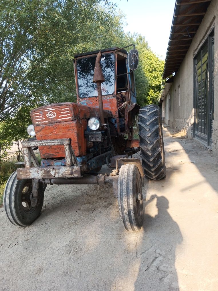 Traktor sotiladi