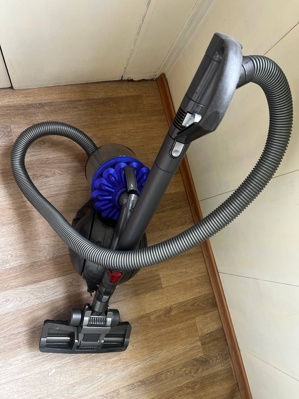 Продаю пылесос Dyson DC37 ,не рабочий