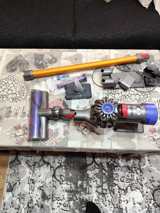 Dyson V8 +зарядно със стойка