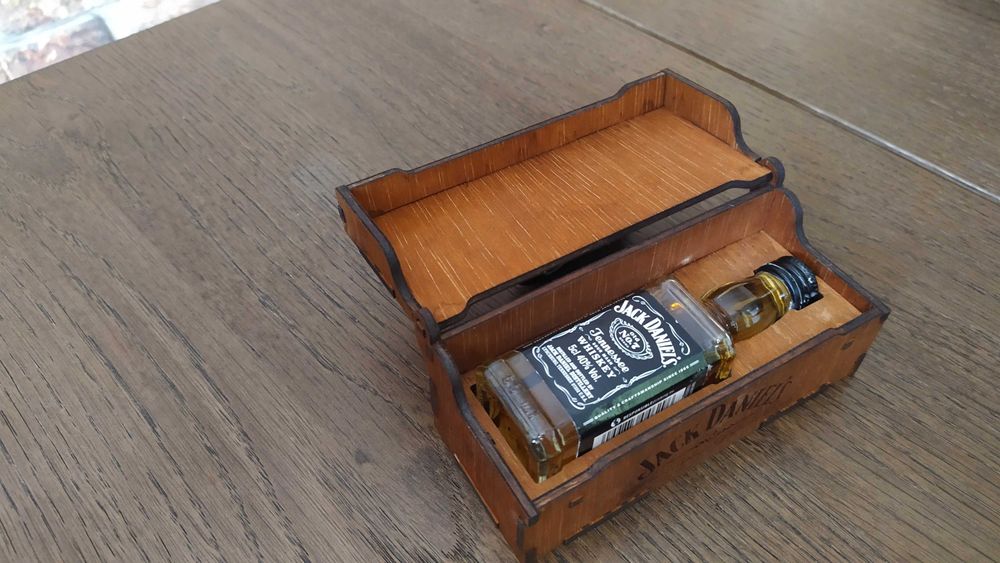 Лазерно изрязана декоративна кутийка за уиски Jack Daniels 50ml