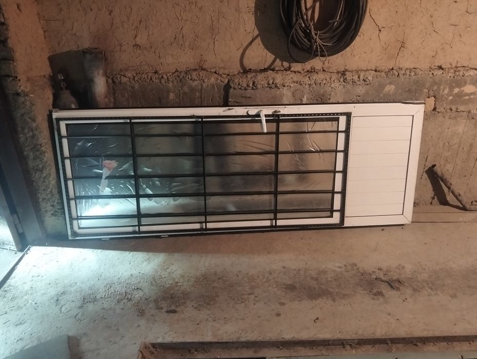 Продам пластиковые двери форточки по. Договорной цене