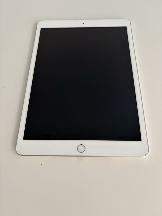 iPad 7 (10.2”) 32GB Wi-Fi — Много добро състояние, + UAG калъф подарък