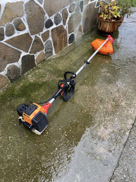 Бензинова пръскачка и тример за трева.