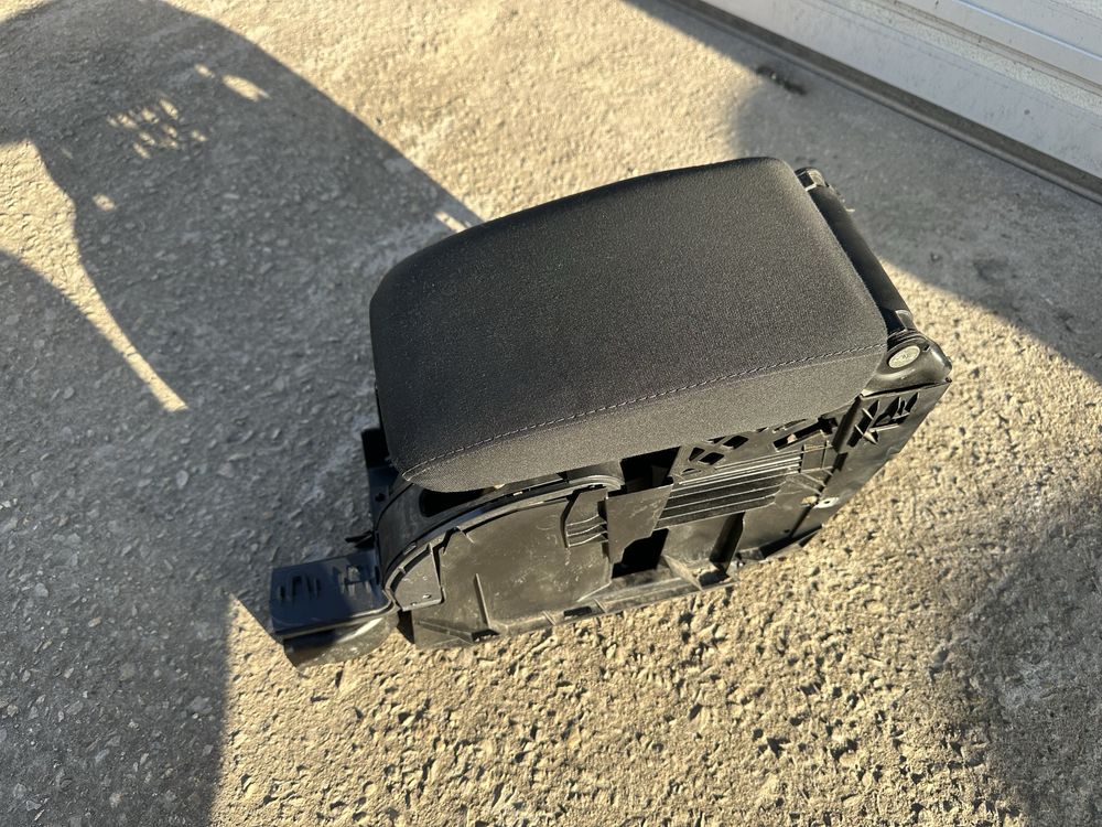 Подлакътник VW Golf 6
