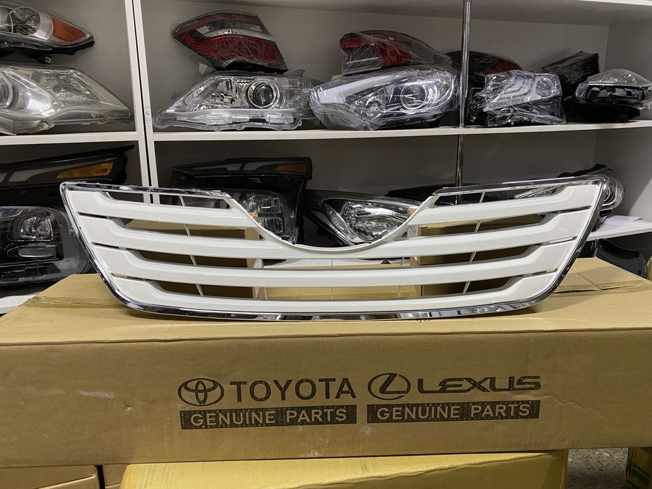 Решетка радиатора белый с хромом CAMRY 40