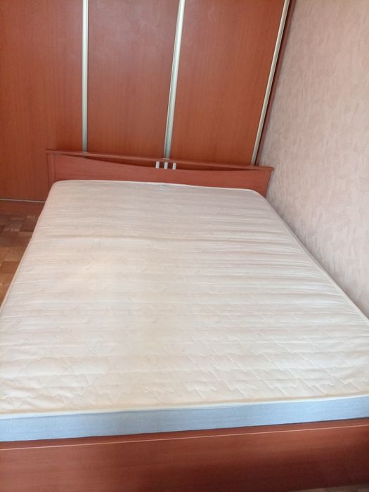 Кровать с матрасом 160х200