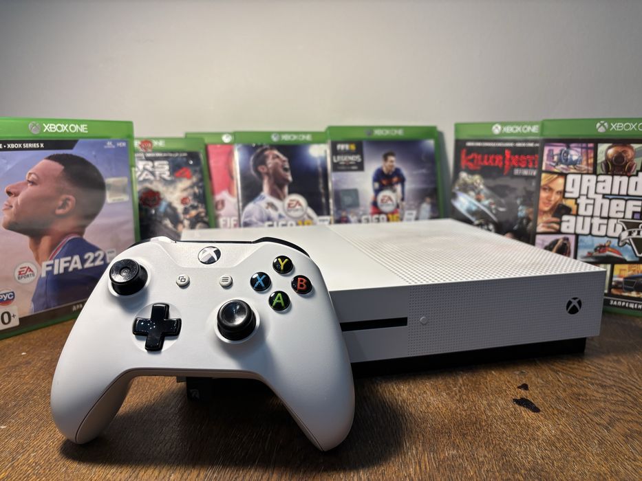 Xbox One S плюс 7 игр с дисками GTA 5 и FIFA