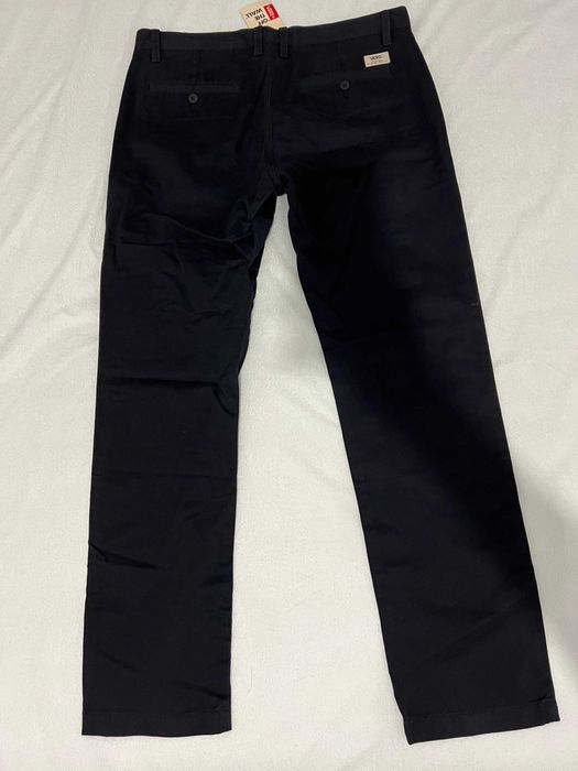 Чисто нов изцяло черен панаталон Vans Off The Wall (размер 33)