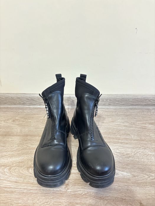 Дамски боти с цип