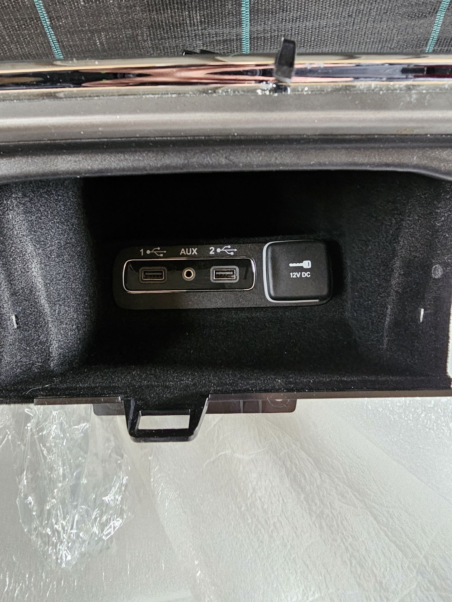 2018-2022 Jeep Grand Cherokee Connector Hub SD USB Port