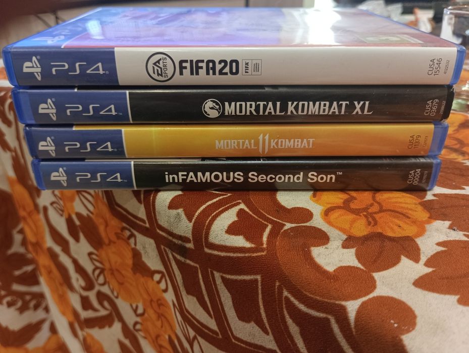 PS4 slim + 6 игри = 300лв