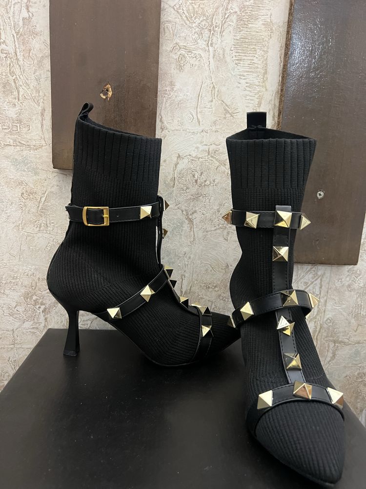Уникални обувки Valentino