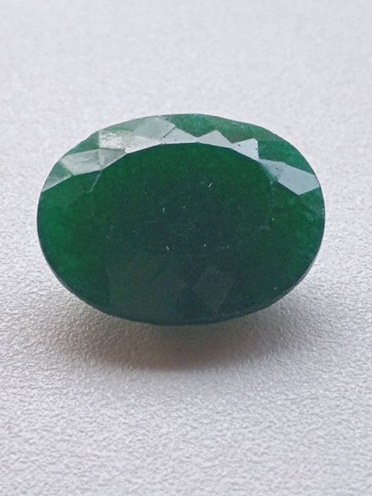 Изумруд голям с наситен цвят и документ