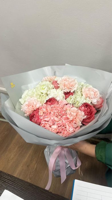 Букет из гортензии,роз,гвоздик