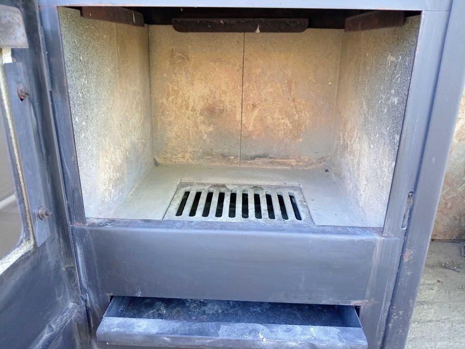 Vând sobă pe lemne și brichete