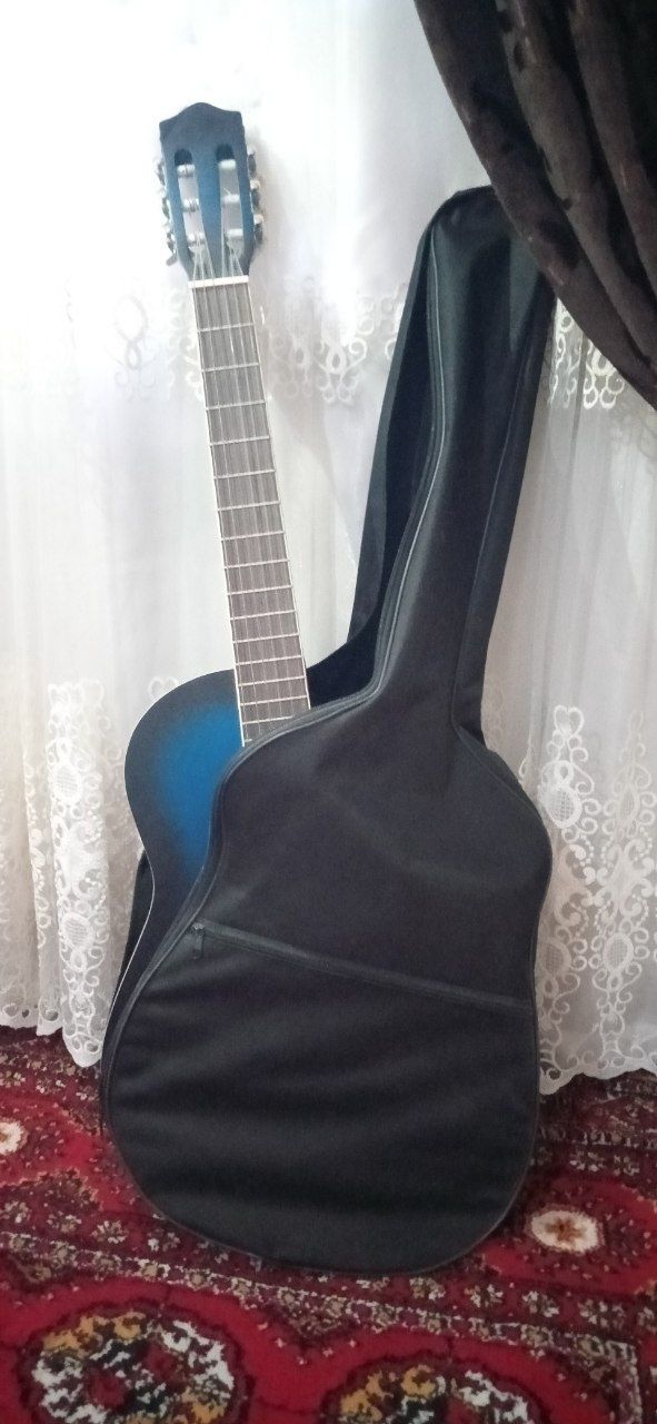 Gitara ko'k rangda
