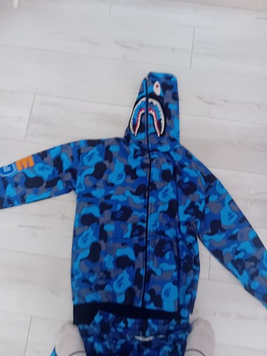 Vând trening bape