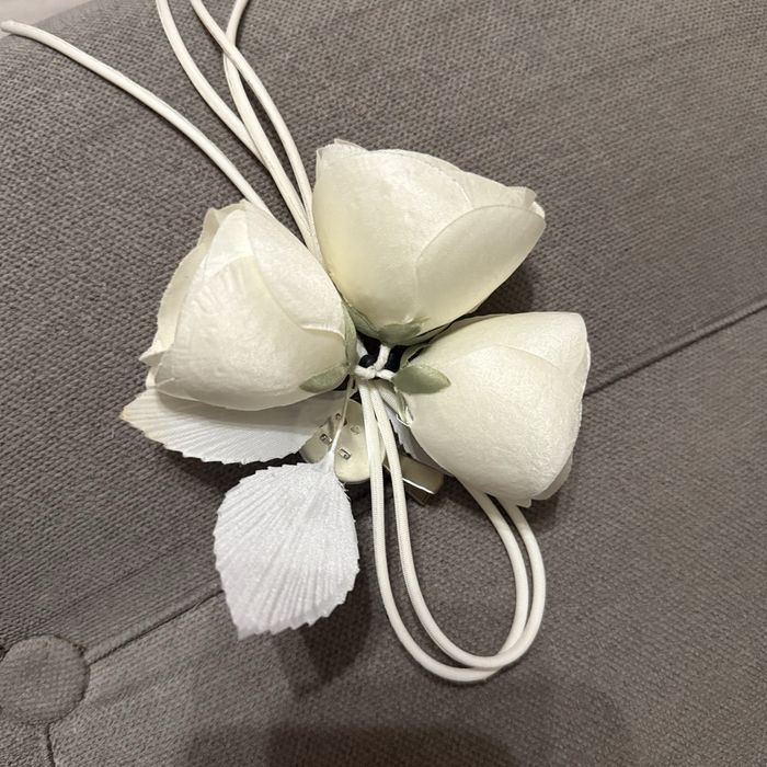 Бутоньерка из искусственных цветов