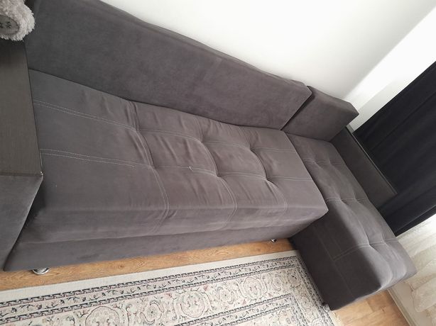 Темно - серый угловой диван в зал