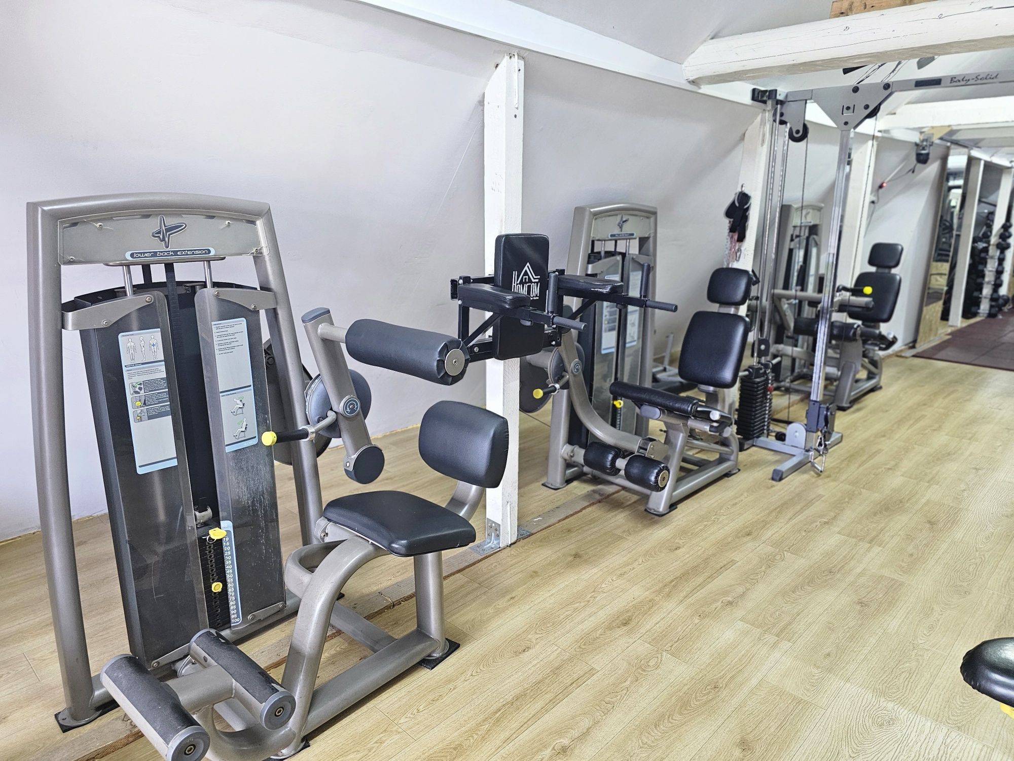 Sală fitness complet echipată